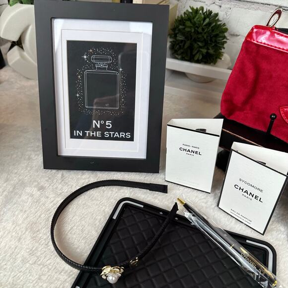 Chanel beauty red velvet cosmetic bag.
Framed Chanel Card, Parfums GIFT SET - Picture 3 of 9